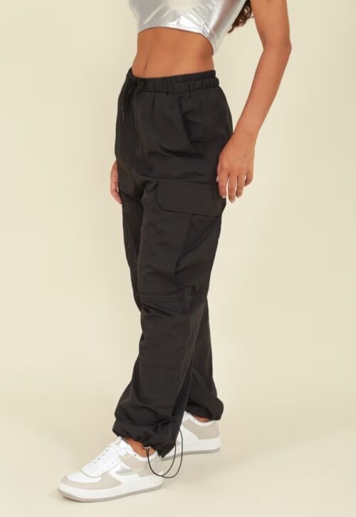 CALÇA PARACHUTE NYLON BOLSO CARGO E PUXADOR BARRA